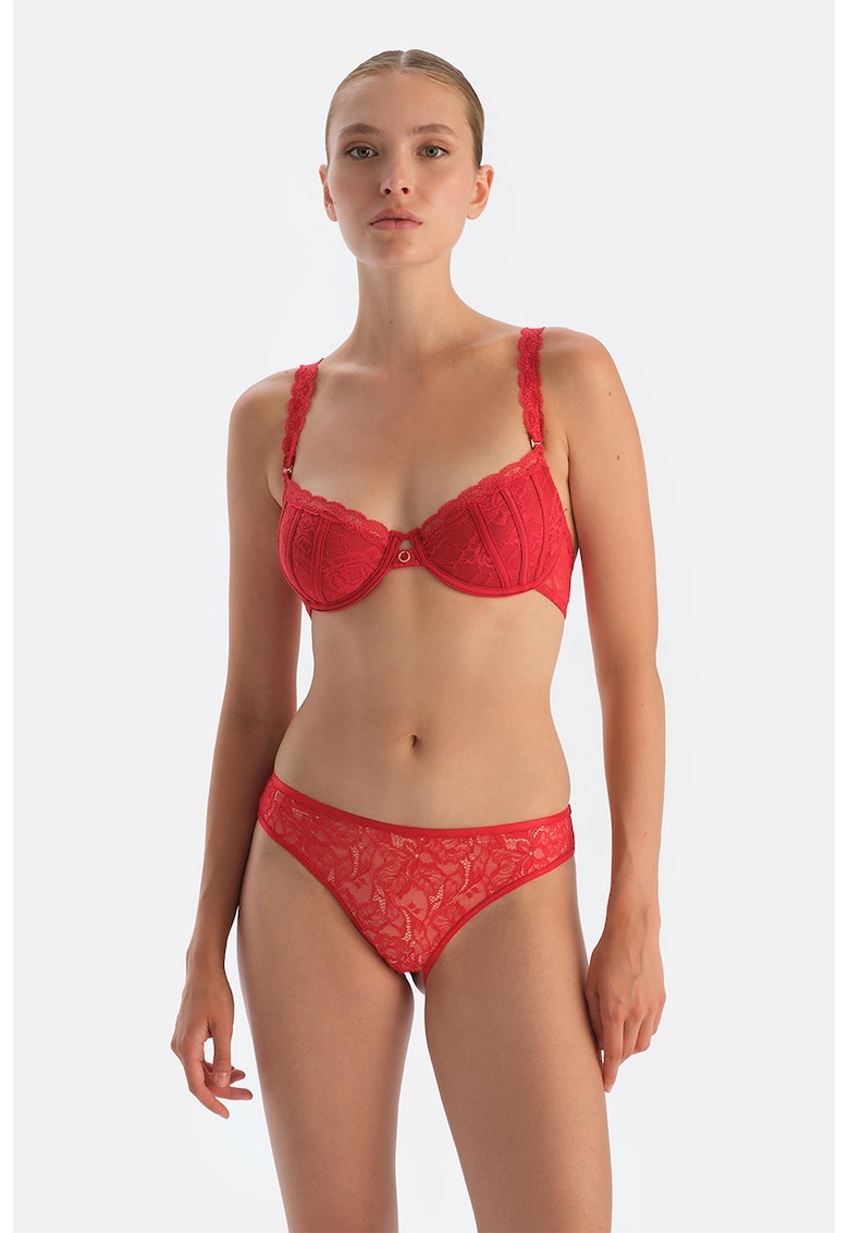 Chiloti de dantela cu slit pe partea din spate