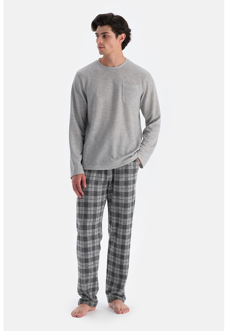 Pijama cu decolteu la baza gatului si pantaloni in carouri