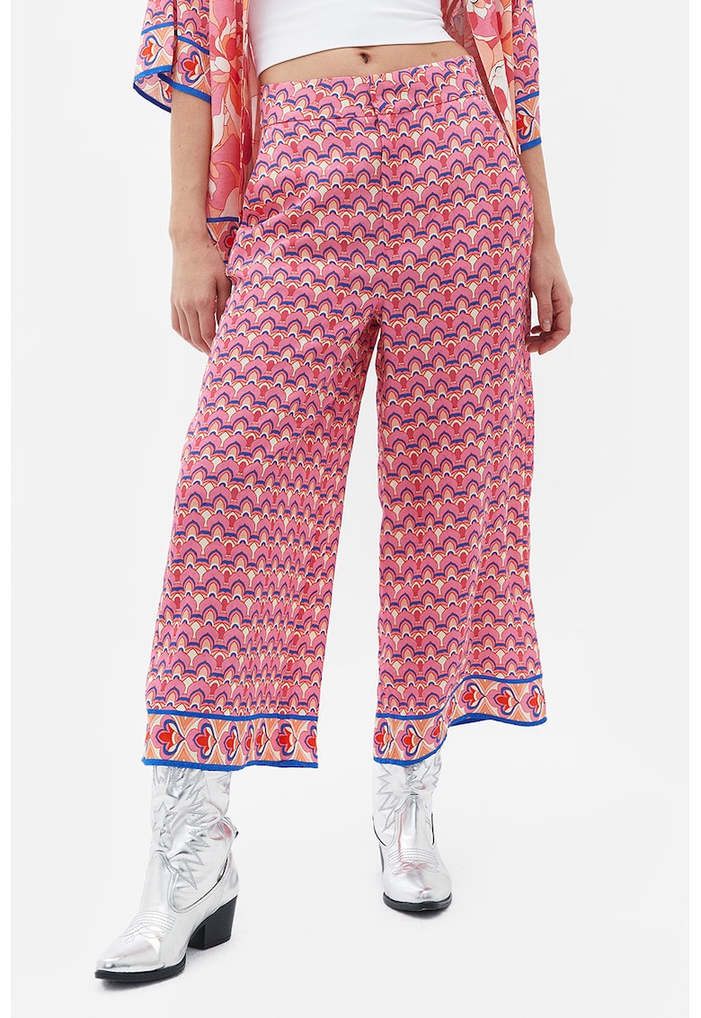 Pantaloni cu croiala ampla si imprimeu abstract