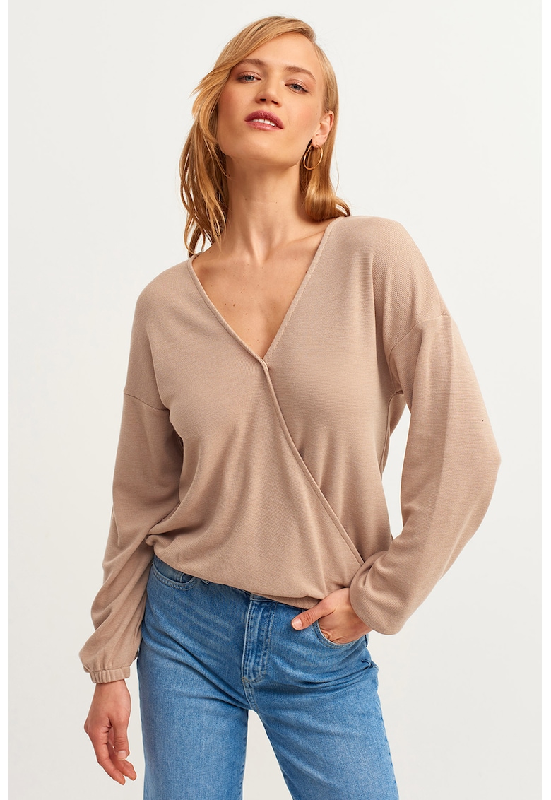 Pulover tricotat fin cu decolteu in V