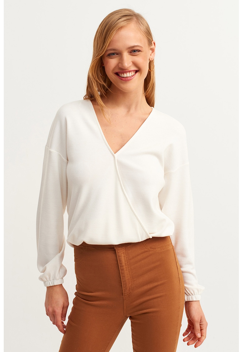 Pulover tricotat fin cu decolteu in V