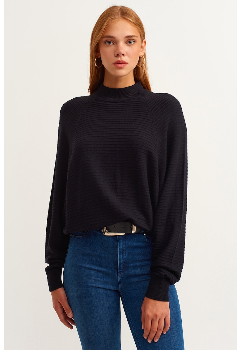 Bluza cu striatii si guler inalt