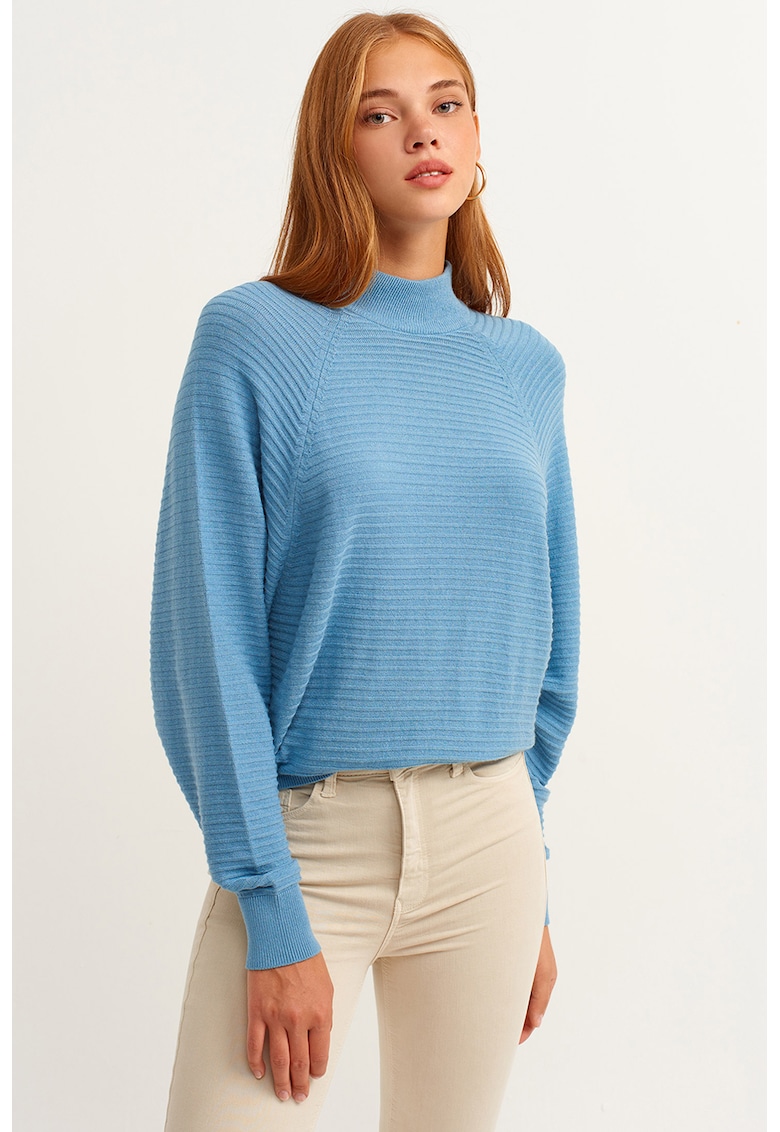 Bluza cu striatii si guler inalt