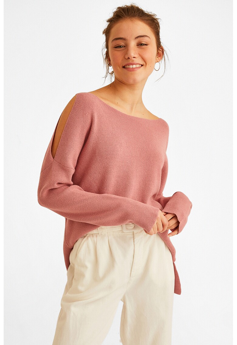 Pulover cu decupaje pe umeri