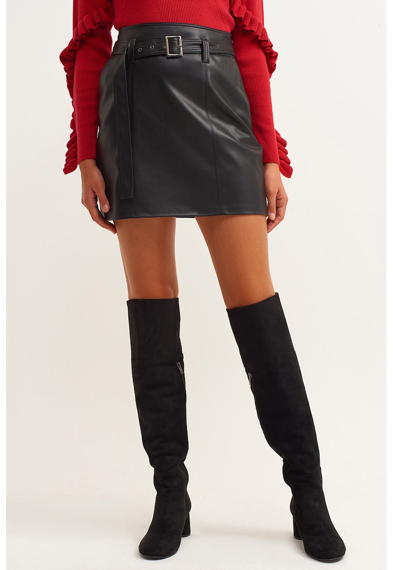 Fusta scurta cu croiala dreapta si curea Fusta scurta cu croiala dreapta si curea