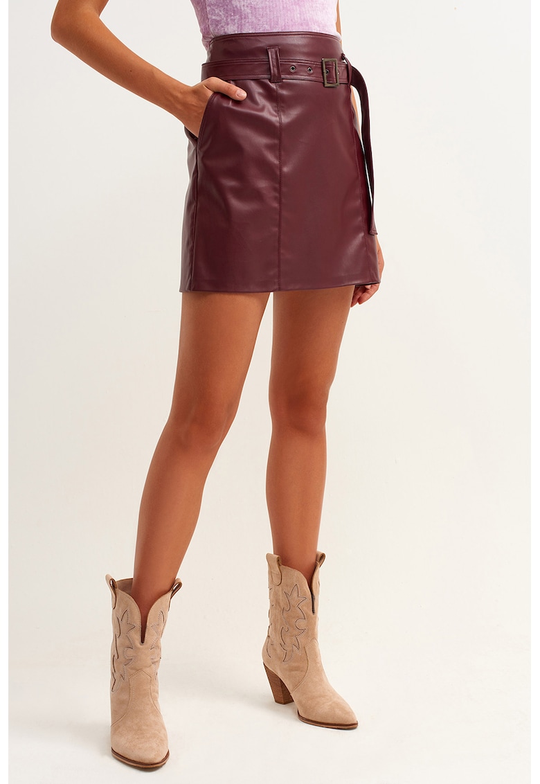 Fusta scurta cu croiala dreapta si curea