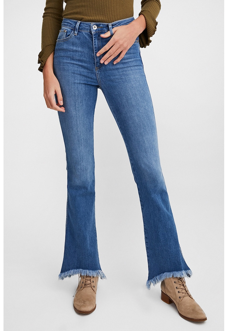 Blugi evazati cu terminatie franjurata