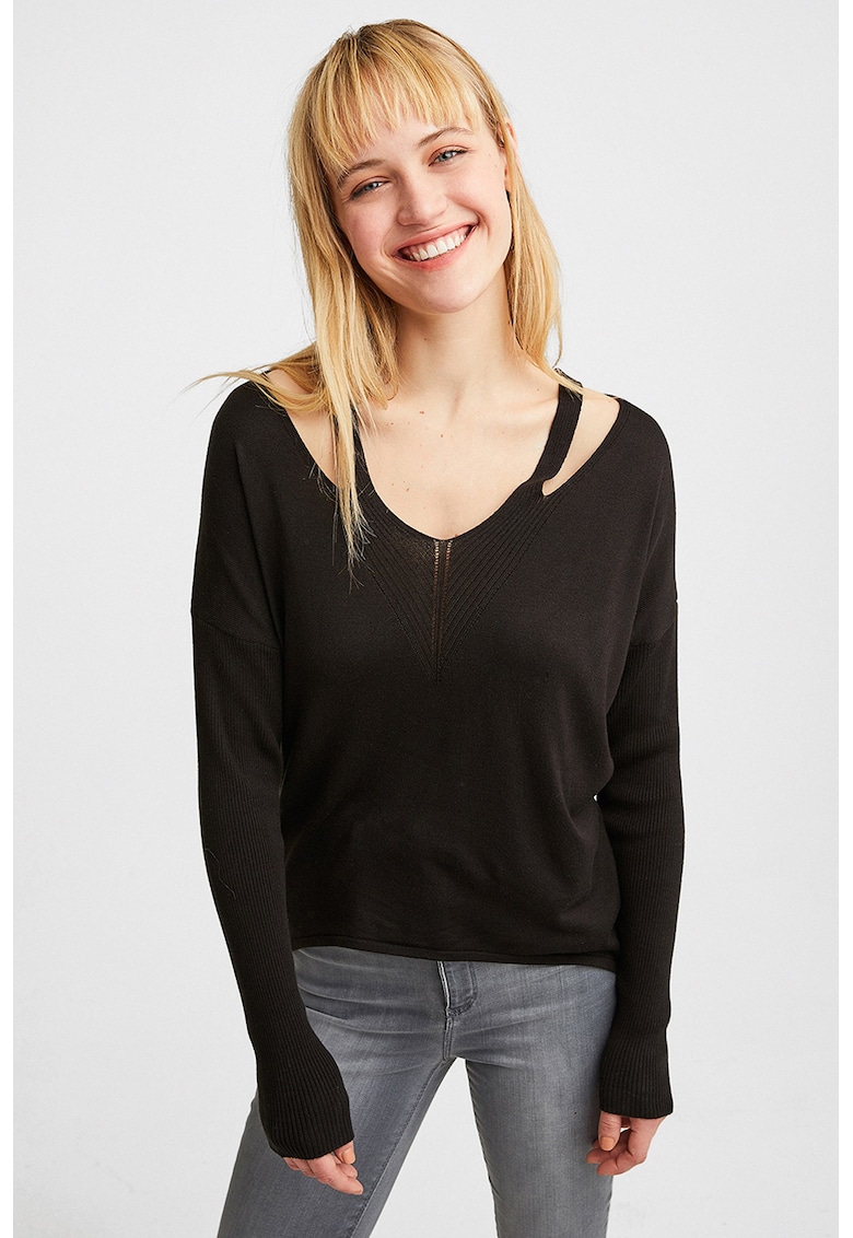 Pulover cu decolteu rotund si decupaje