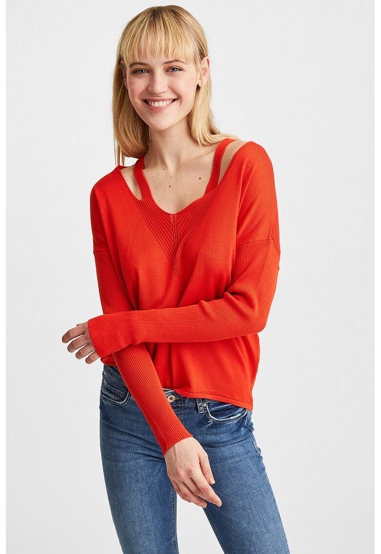 Pulover cu decolteu rotund si decupaje - Rosu