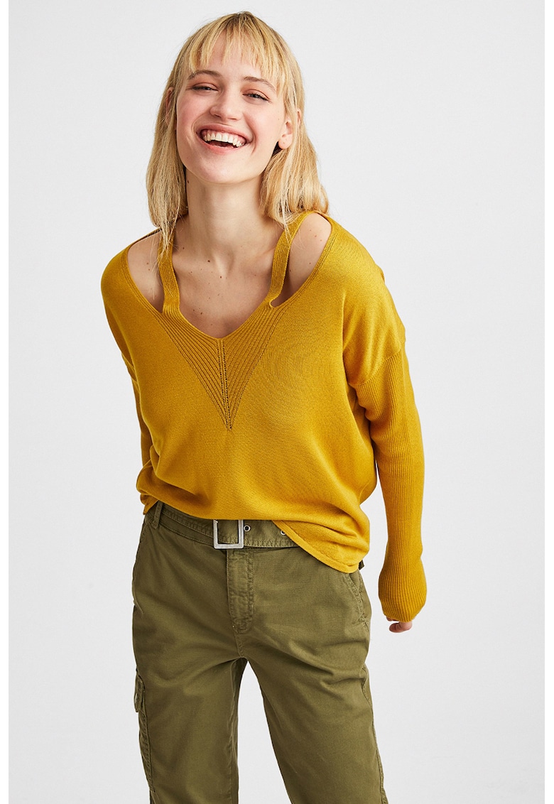 Pulover cu decolteu rotund si decupaje Pulover cu decolteu rotund si decupaje