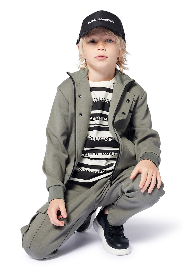 Tricou cu decolteu la baza gatului si model