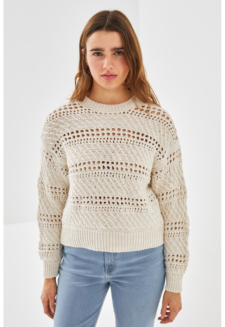 Pulover cu decolteu rotund si perforatii