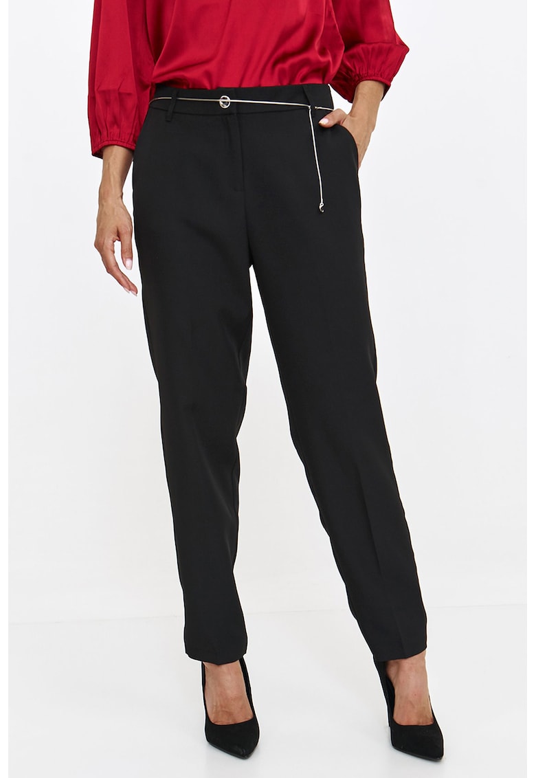 Pantaloni conici cu o curea metalica