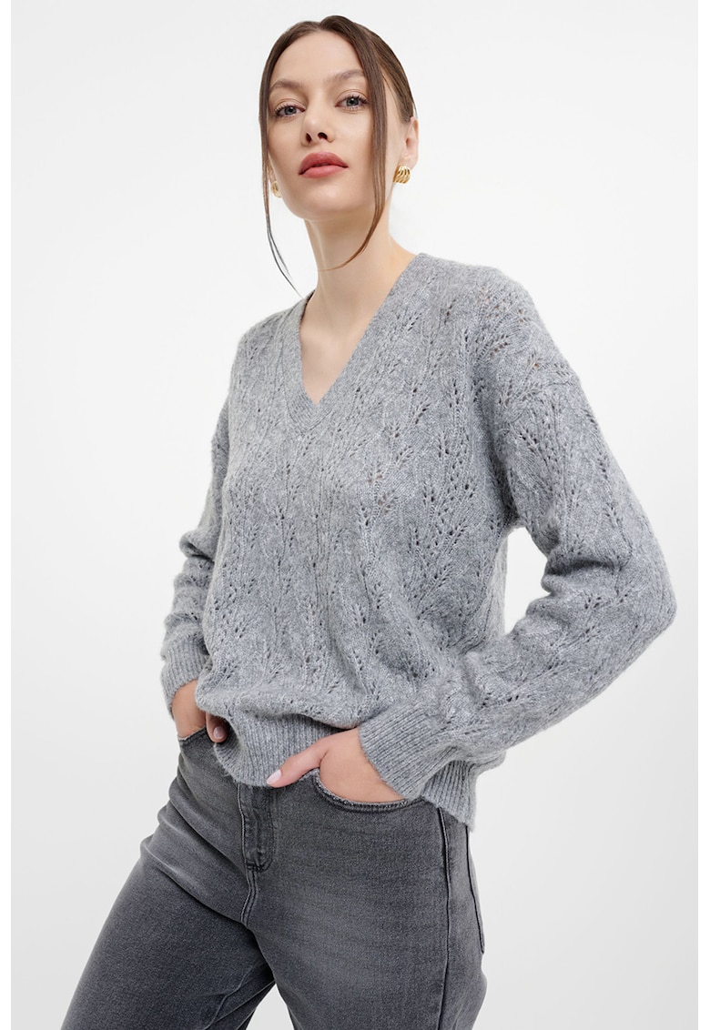 Pulover cu perforatii si maneci cazute