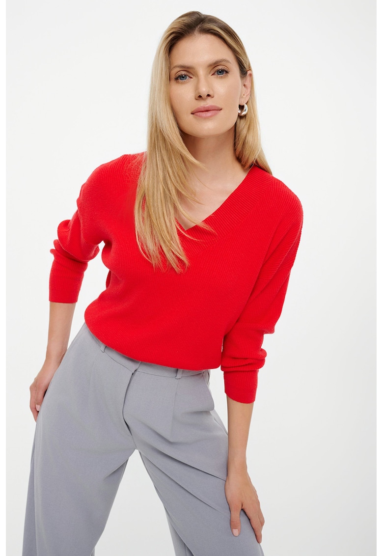 Pulover regular fit cu decolteu in V