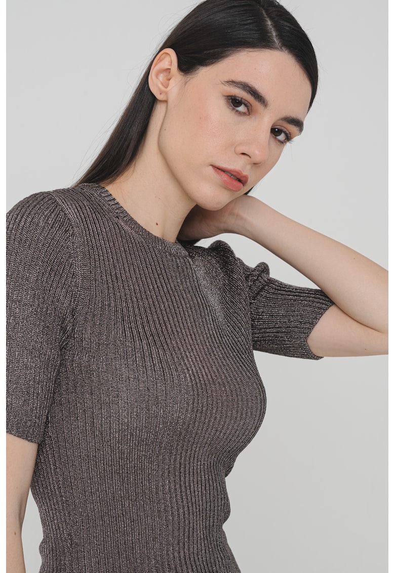 Tricou striat cu decolteu la baza gatului