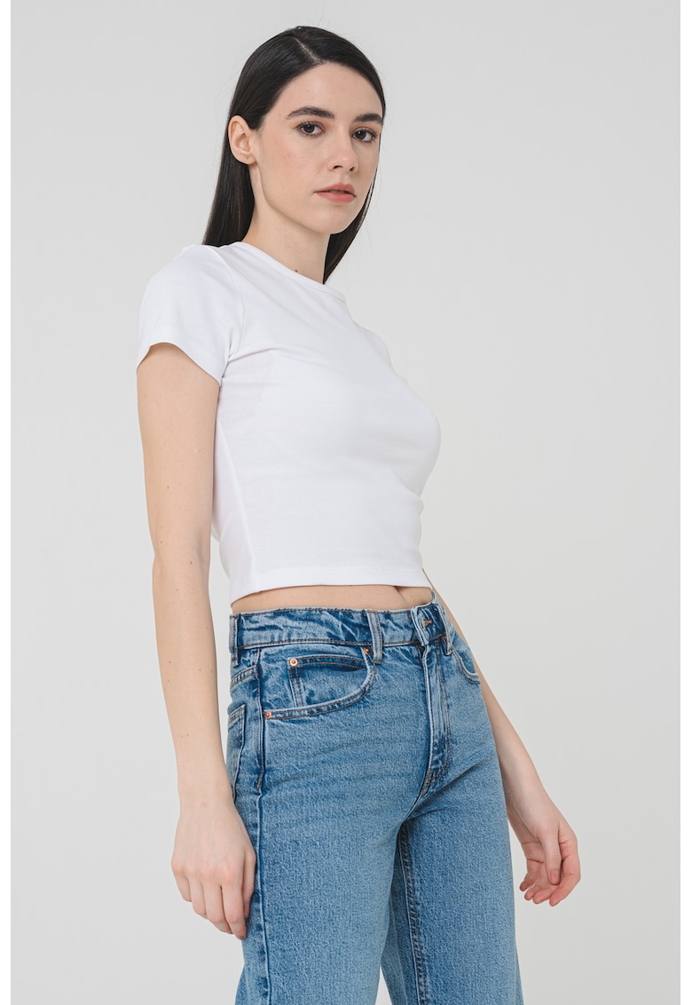 Tricou cu decolteu la baza gatului