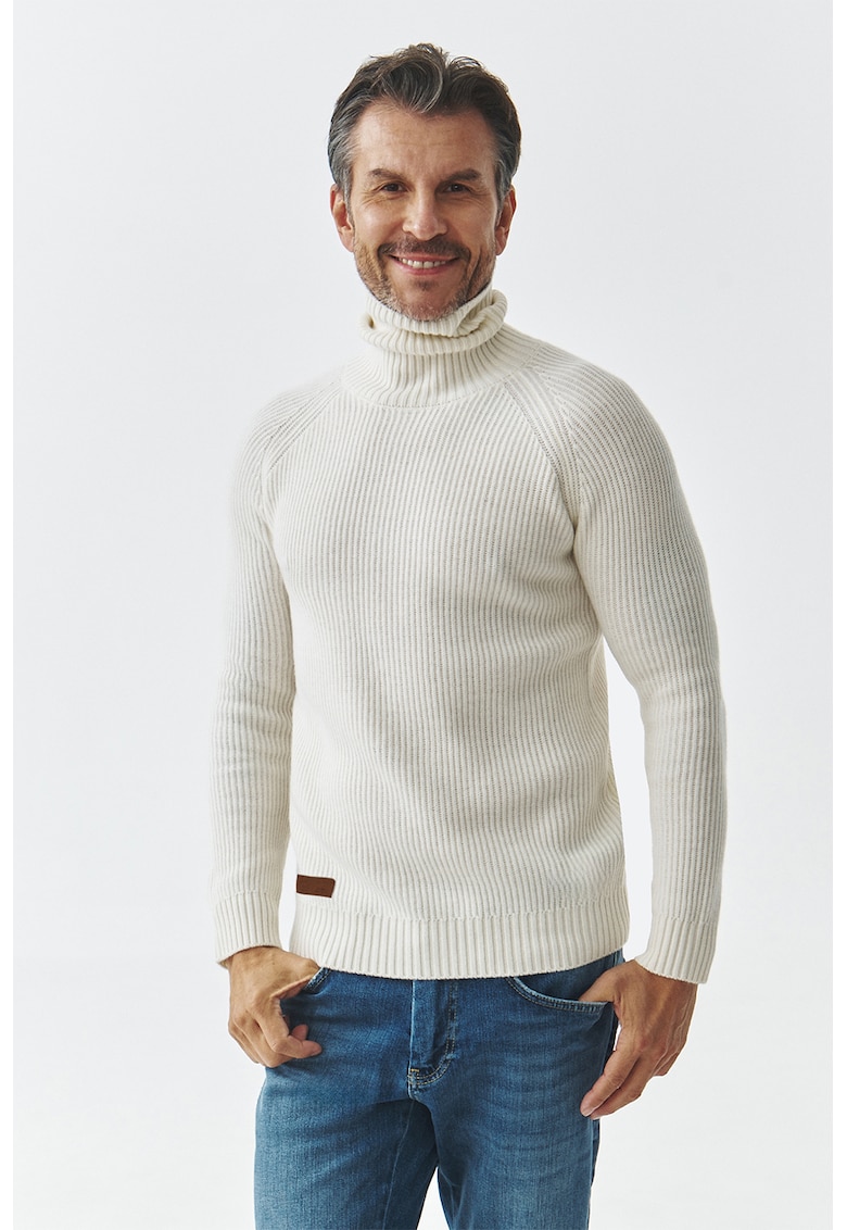 Pulover din lana cu guler inalt