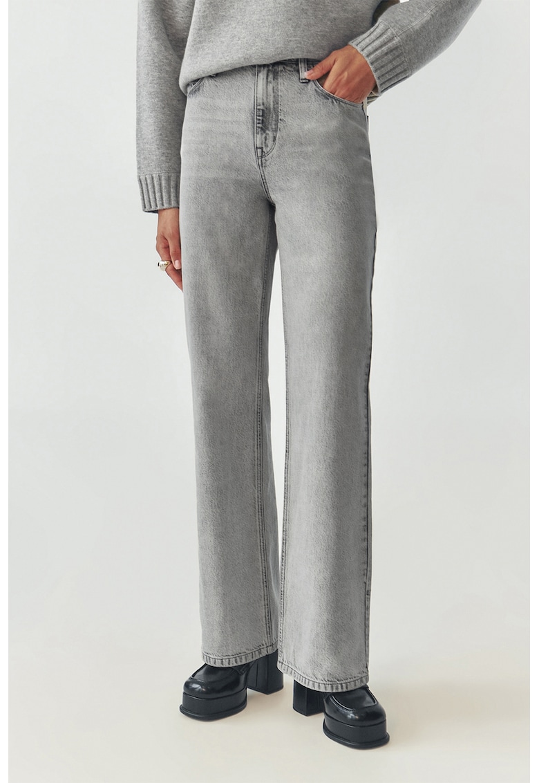 Blugi evazati cu talie inalta