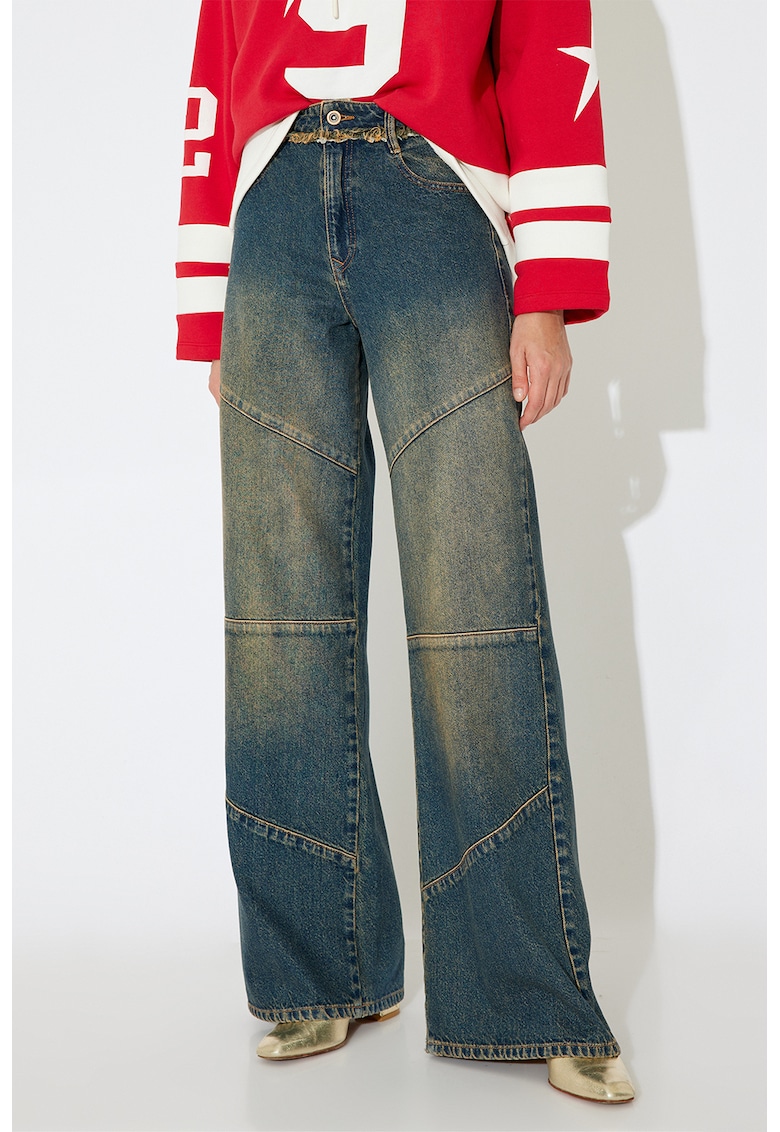 Blugi cu croiala ampla si aspect decolorat