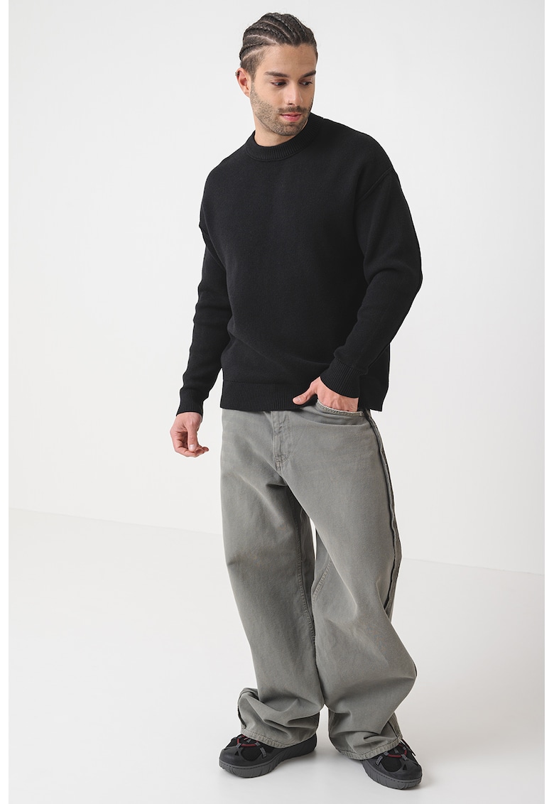 Pulover lejer cu decolteu la baza gatului Pulover lejer cu decolteu la baza gatului