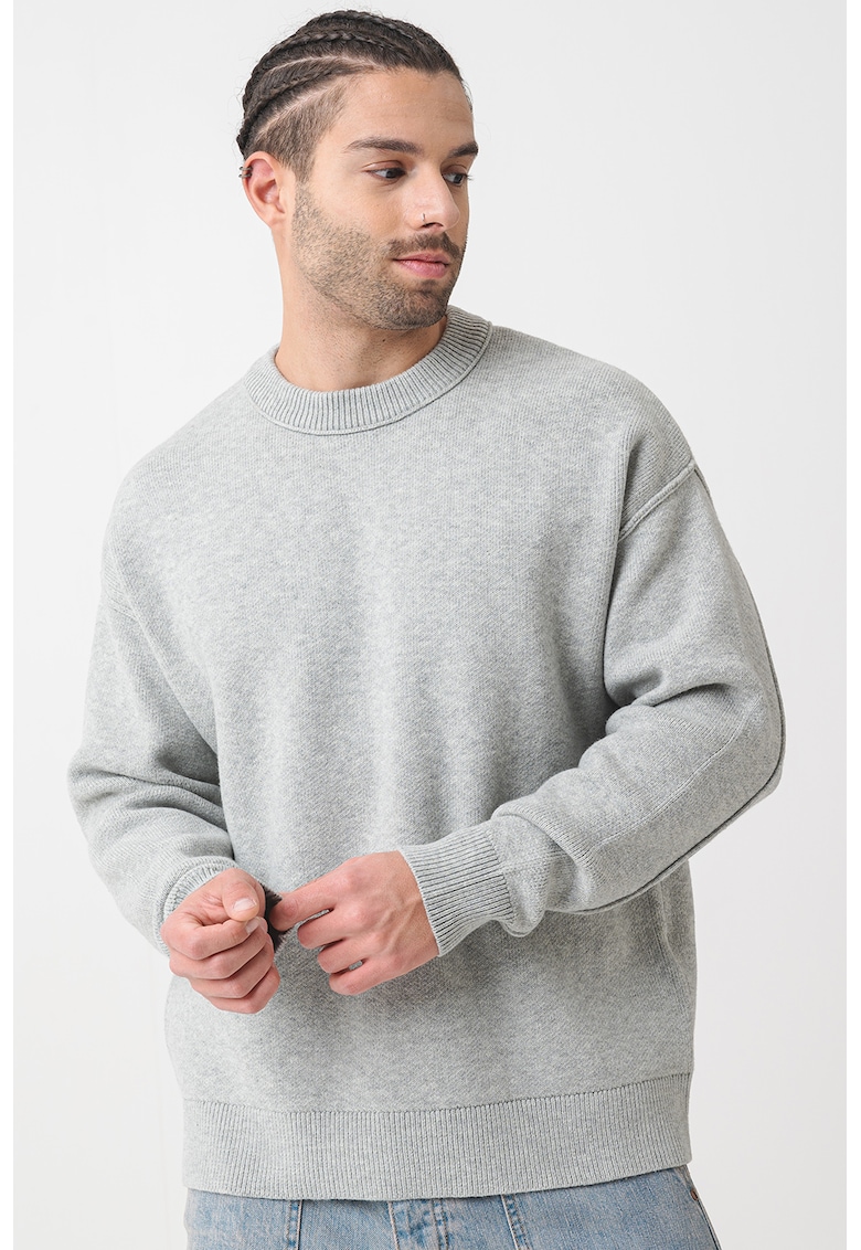 Pulover lejer cu decolteu la baza gatului Pulover lejer cu decolteu la baza gatului