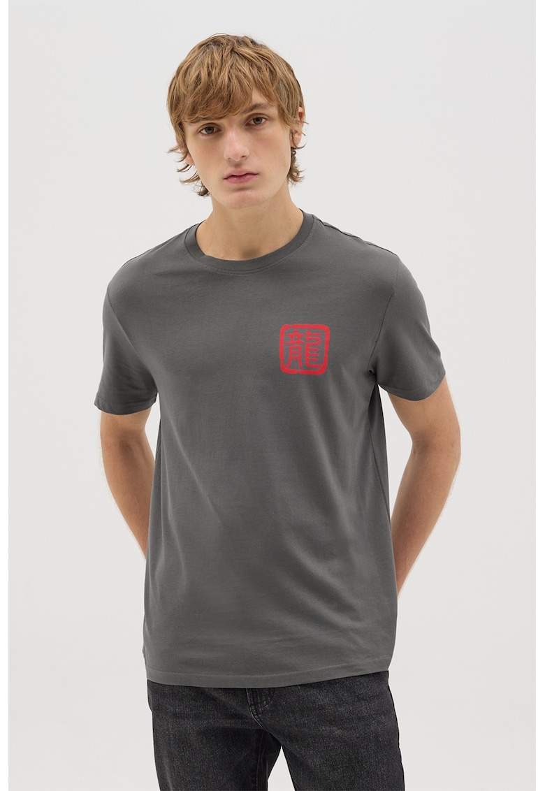 Tricou cu decolteu la baza gatului si model grafic pe spate