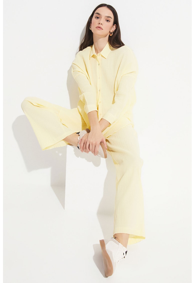 Pantaloni cu croiala ampla si snur