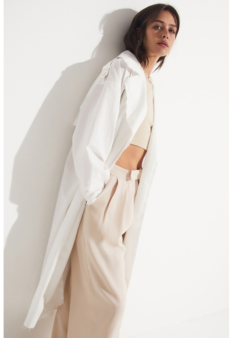 Trenci scurti cu revere decupate