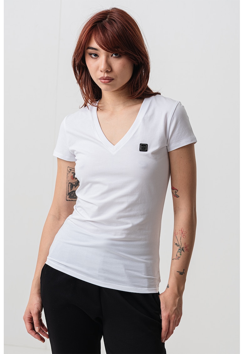 Tricou cambrat cu decolteu in V