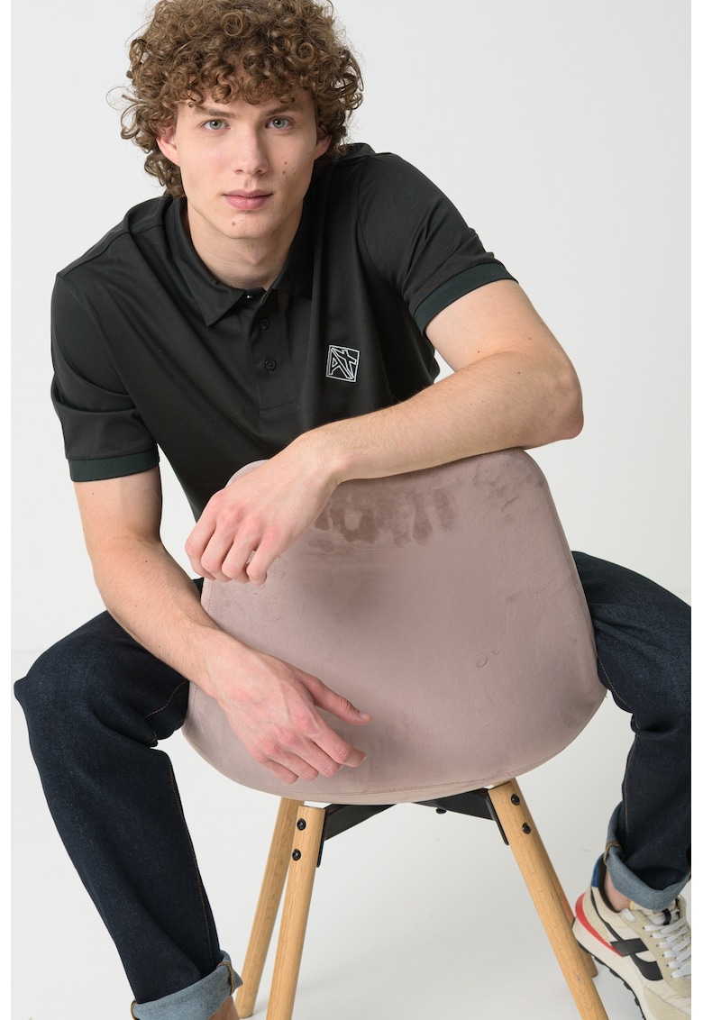 Tricou polo cu logo discret pe piept