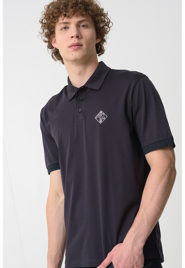 Tricou polo cu logo discret pe piept