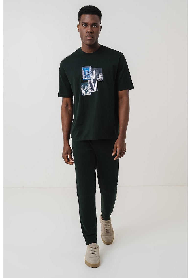 Tricou cu imprimeu foto si decolteu la baza gatului Tricou cu imprimeu foto si decolteu la baza gatului