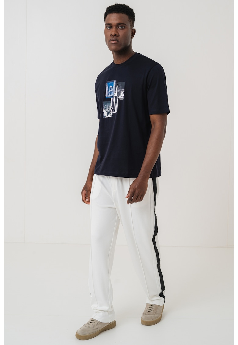 Tricou cu imprimeu foto si decolteu la baza gatului Tricou cu imprimeu foto si decolteu la baza gatului