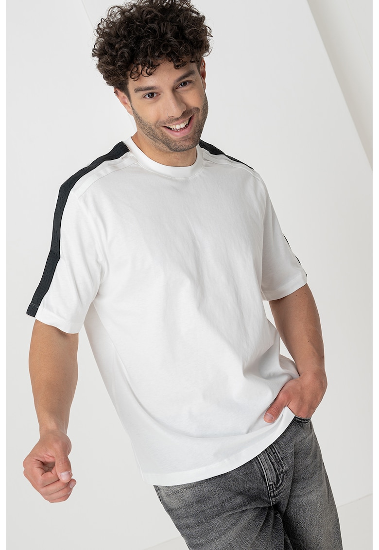 Tricou cu decolteu la baza gatului si benzi logo