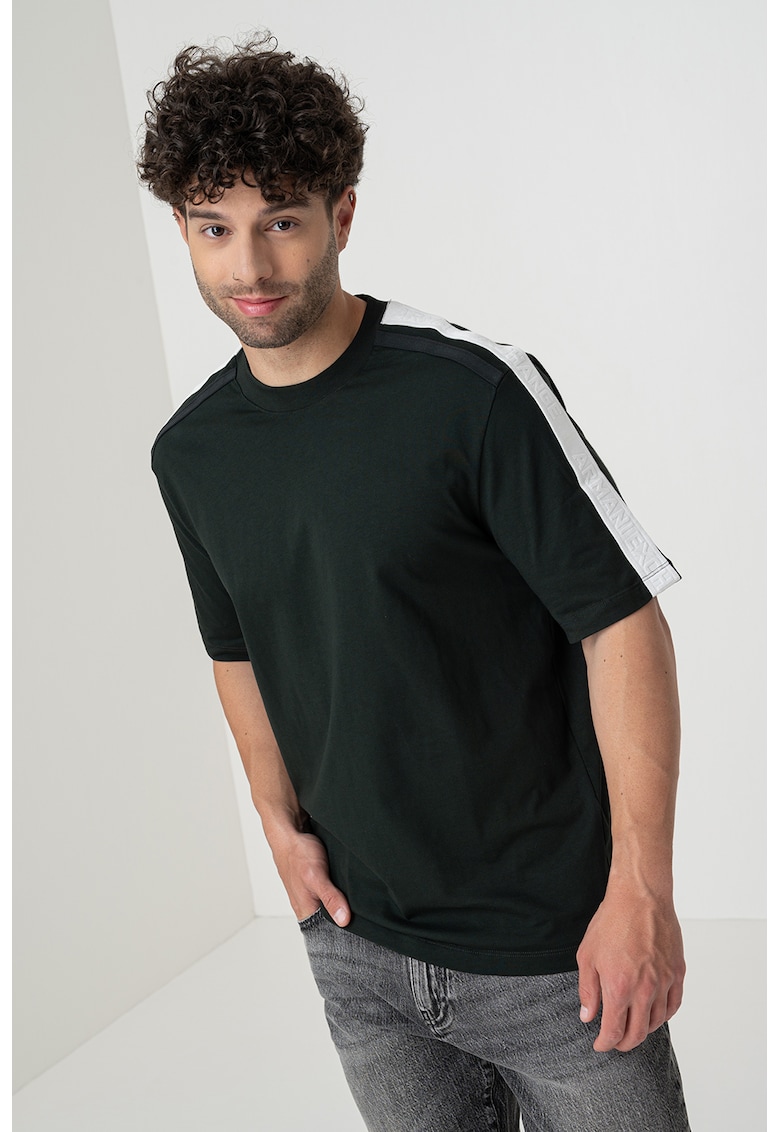 Tricou cu decolteu la baza gatului si benzi logo