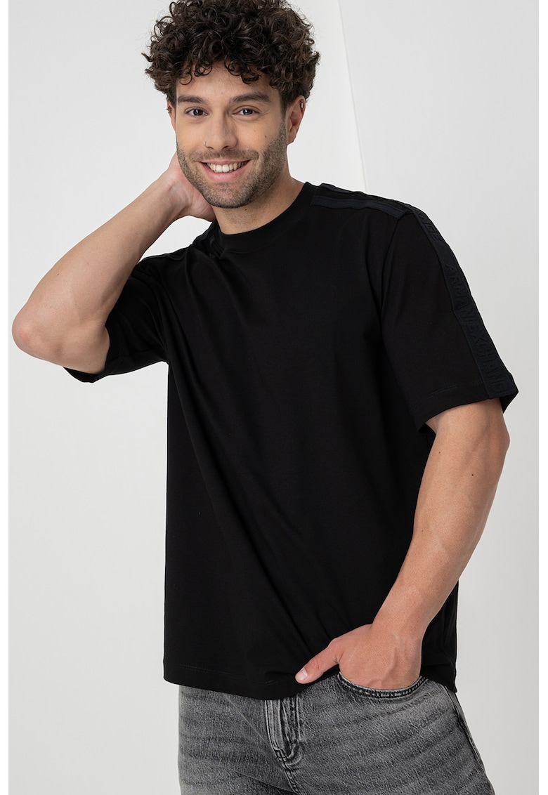 Tricou cu decolteu la baza gatului si benzi logo