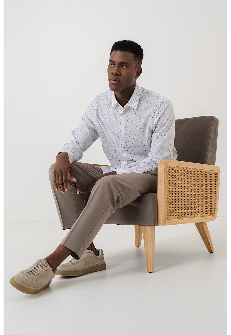 Camasa cu guler ascutit si model Camasa cu guler ascutit si model