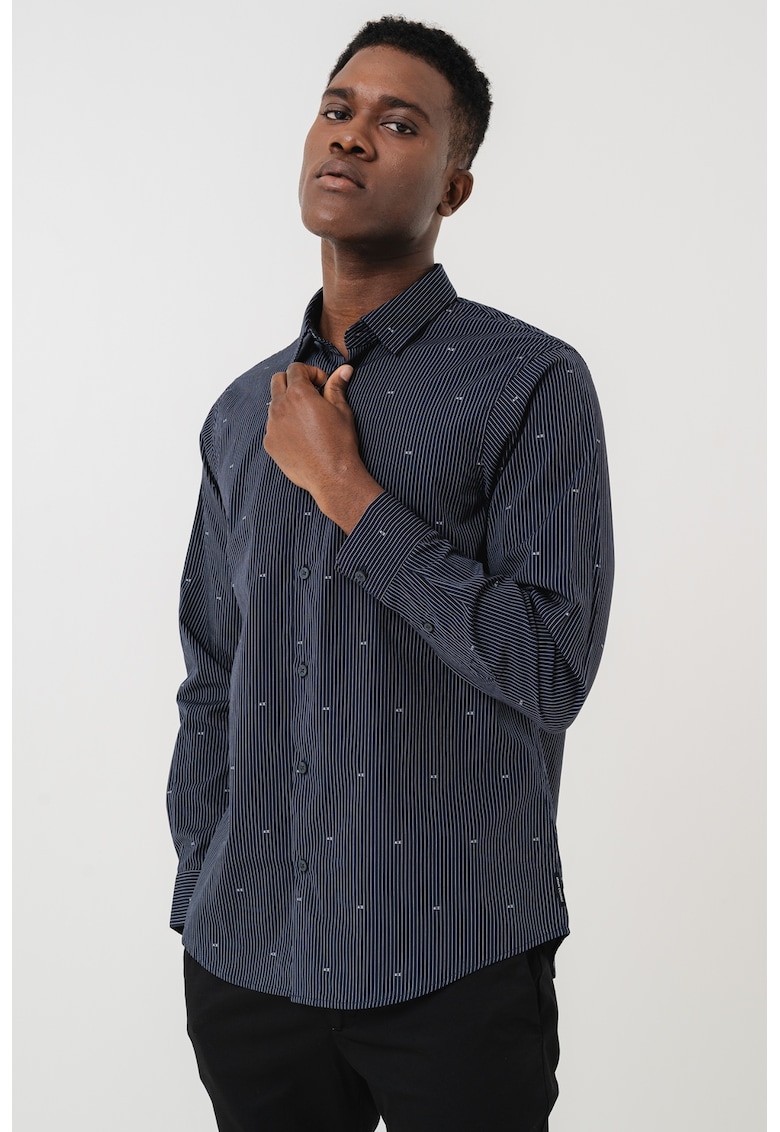 Camasa cu guler ascutit si model