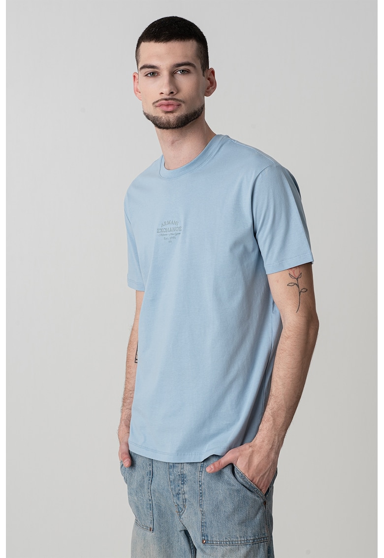 Tricou cu decolteu la baza gatului si logo - Albastru deschis