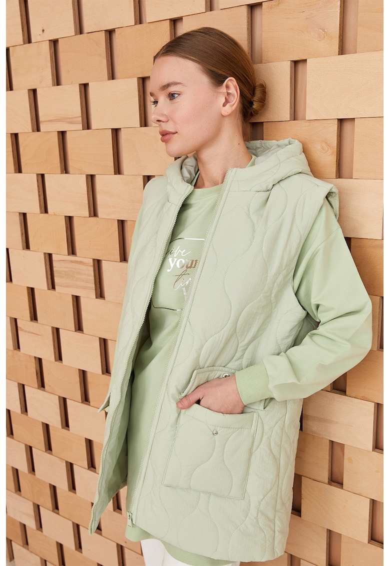 Vesta cu gluga si buzunare cu clapa