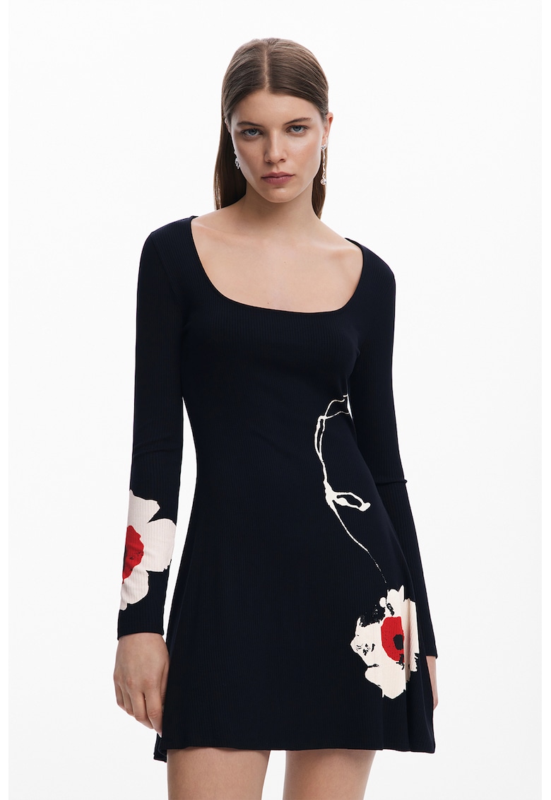 Rochie scurta si evazata cu decolteu rotund