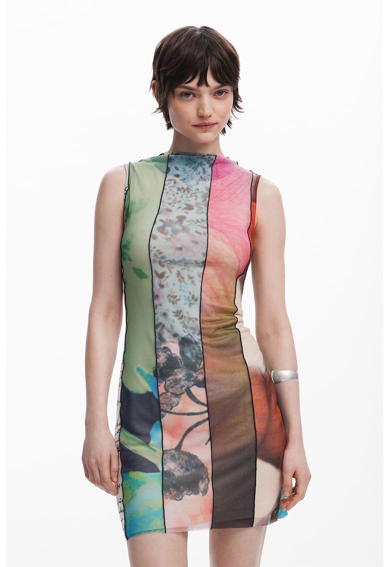 Rochie scurta cu croiala dreapta si decolteu la baza gatului Rochie scurta cu croiala dreapta si decolteu la baza gatului