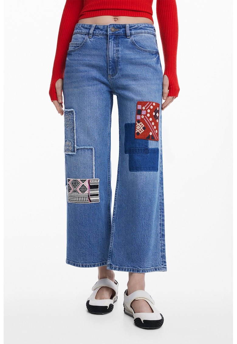 Blugi evazati cu detalii brodate