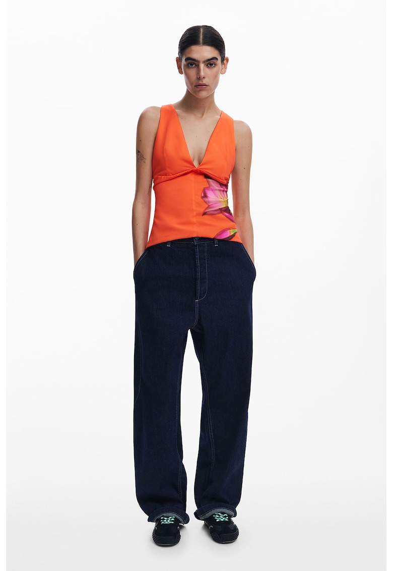 Top cu imprimeu floral si decolteu adanc in V