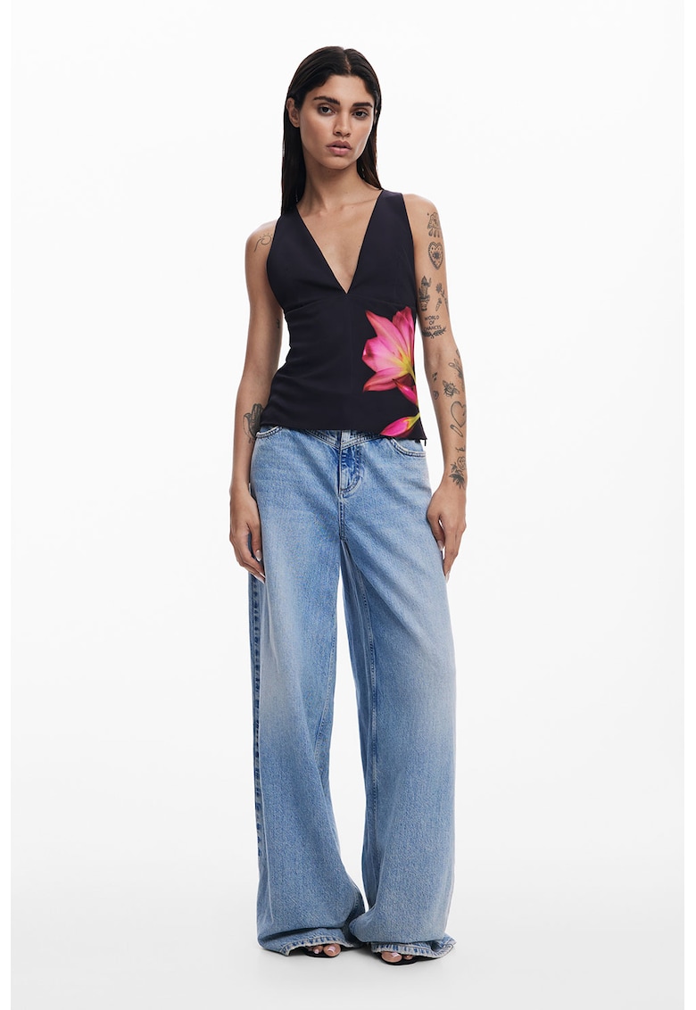 Top cu imprimeu floral si decolteu adanc in V