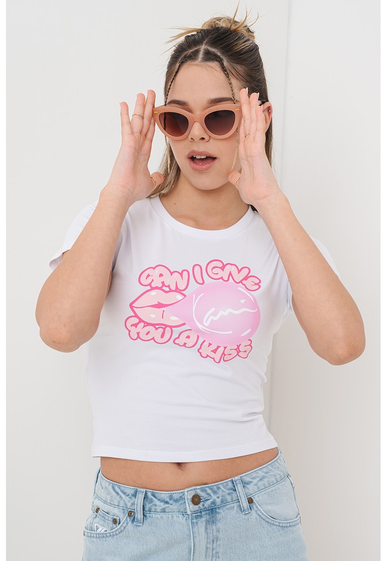 Tricou crop cu imprimeu pe piept