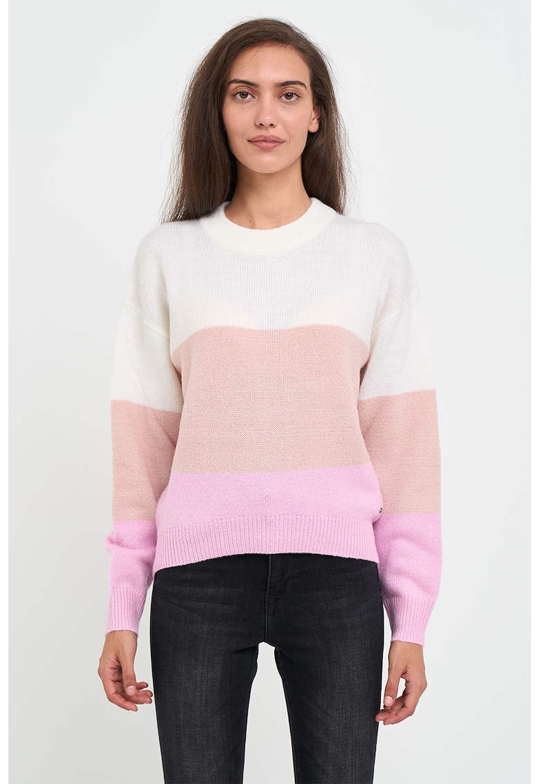 Pulover cu decolteu la baza gatului si dungi