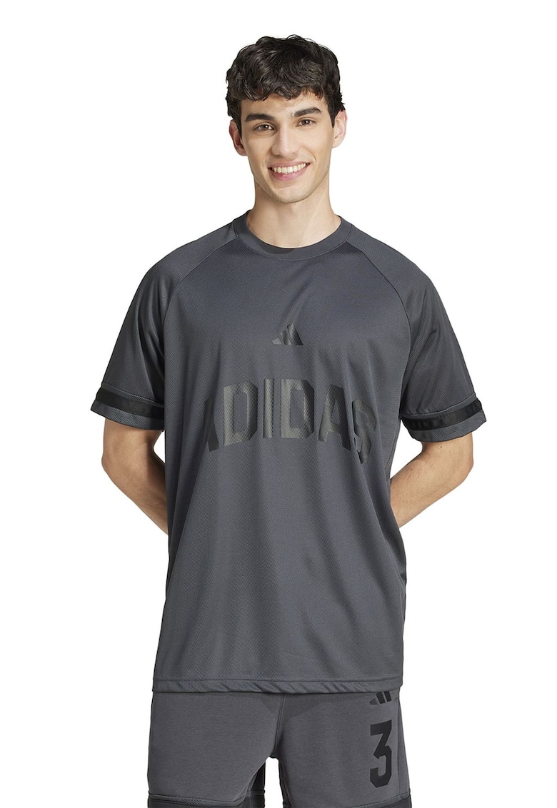 Tricou cu logo si decolteu la baza gatului