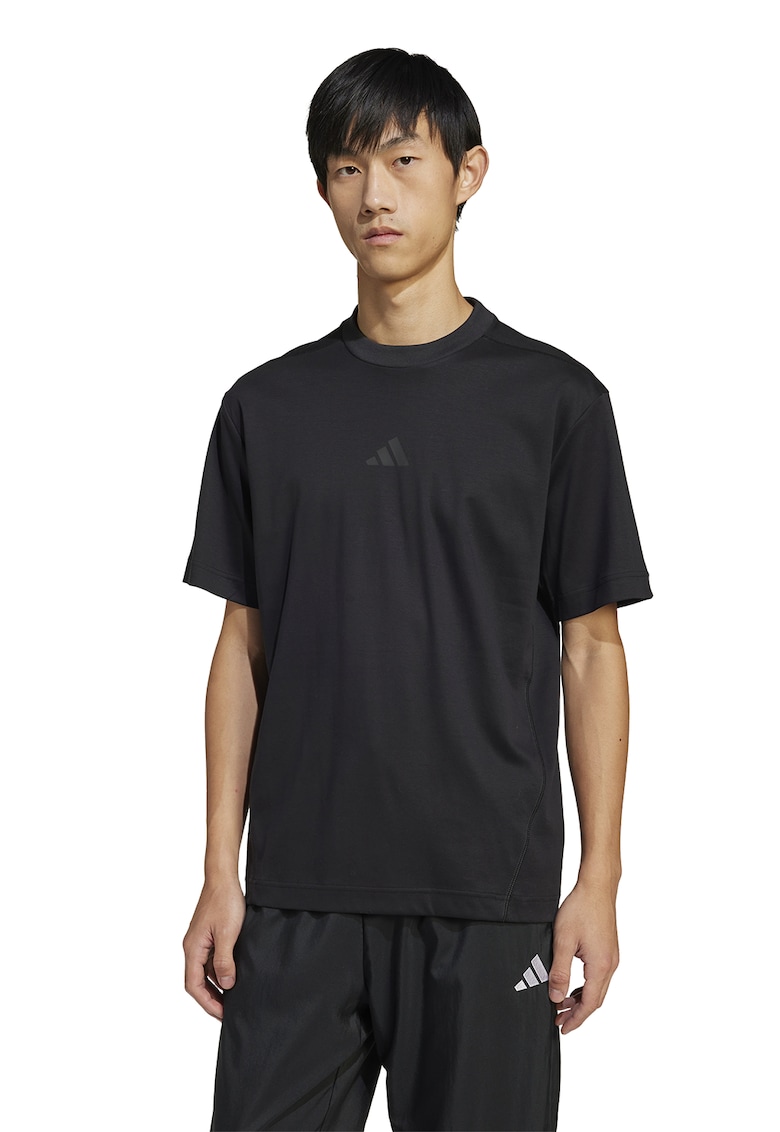 Tricou cu decolteu la baza gatului si detaliu cu model monograma